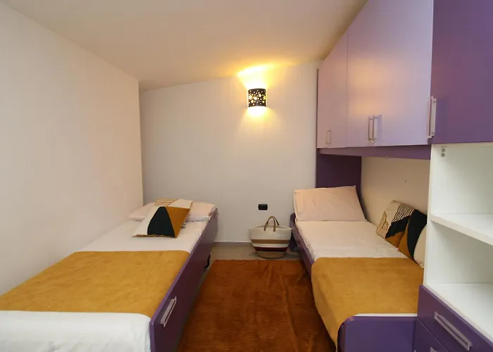 Corona's Apartment- Fronte Apartman *